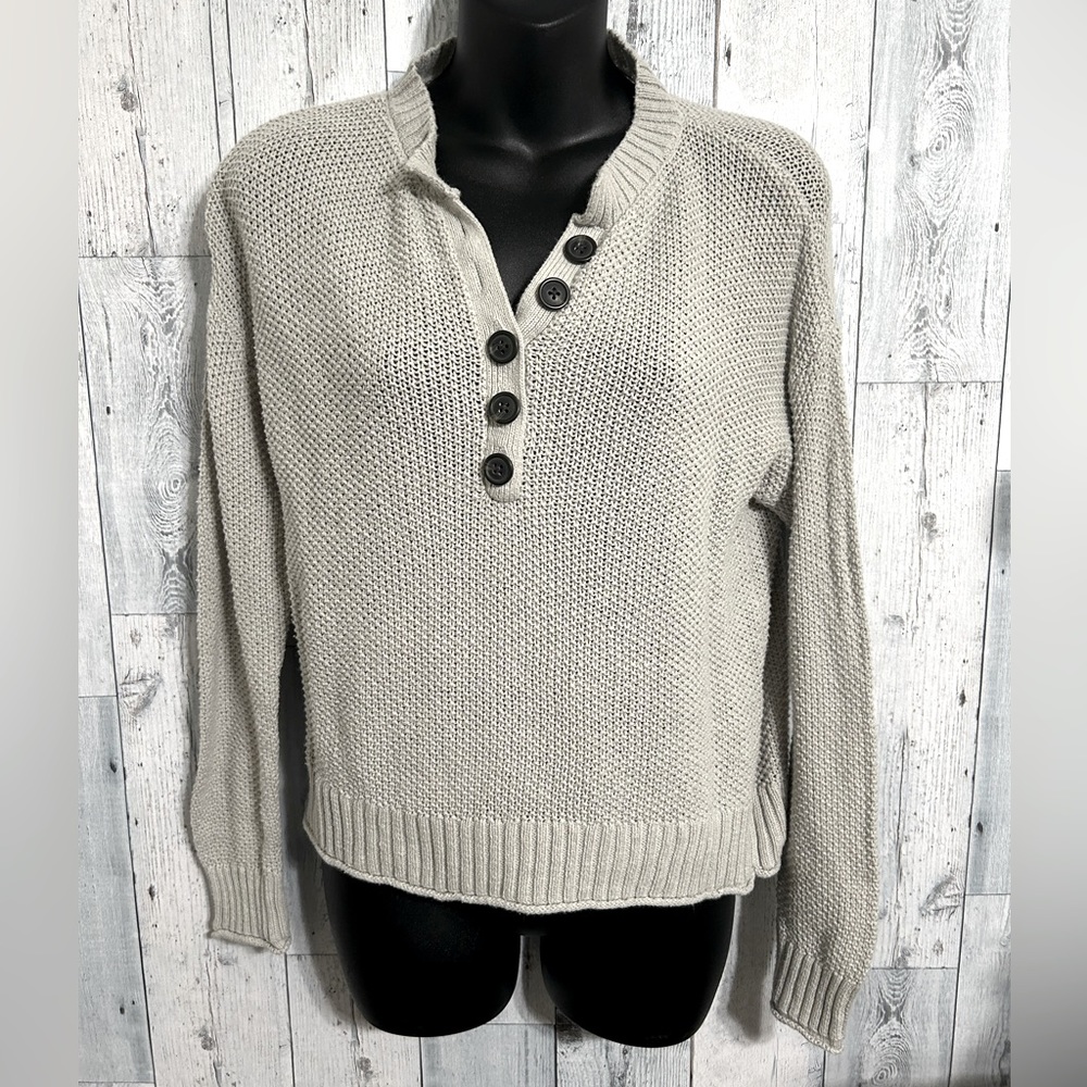 Women’s American Eagle buttoned sweater size XS